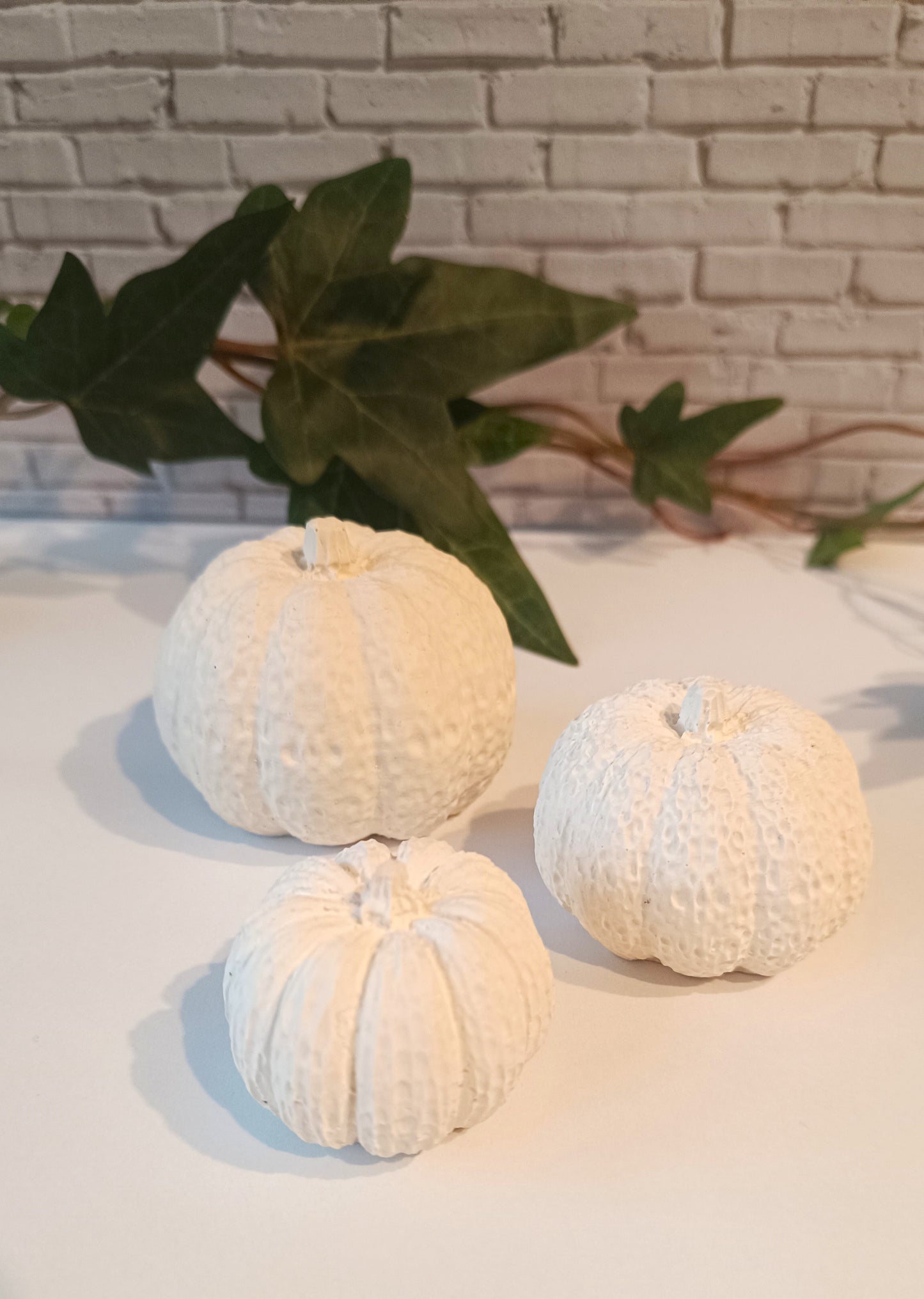 Handgemachtes 3er Set Kürbisse aus Gießkeramik – Herbstdeko in verschiedenen Farben