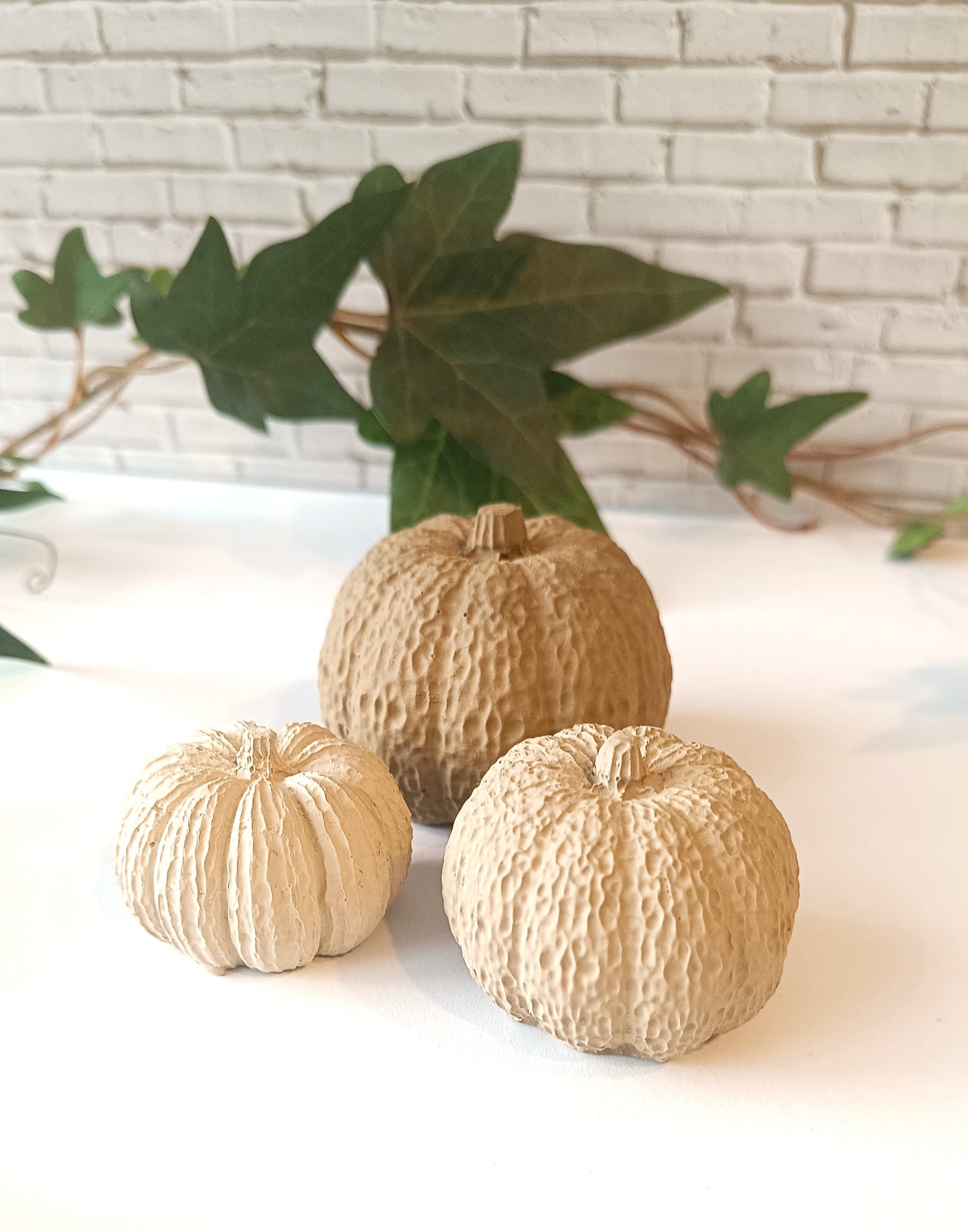 Handgemachtes 3er Set Kürbisse aus Gießkeramik – Herbstdeko in verschiedenen Farben