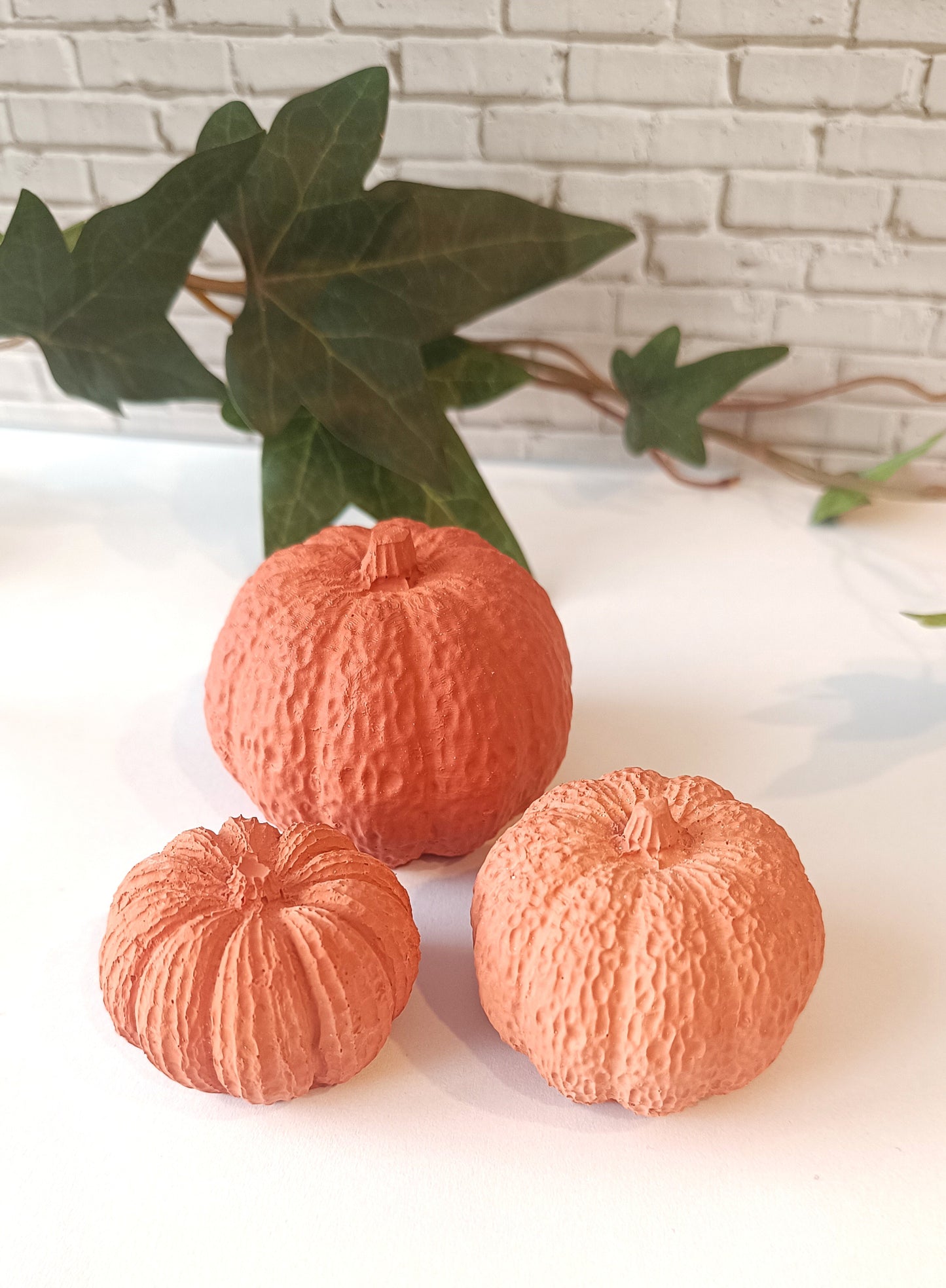 Handgemachtes 3er Set Kürbisse aus Gießkeramik – Herbstdeko in verschiedenen Farben