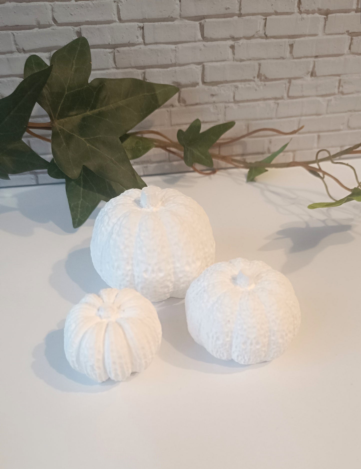 Handgemachtes 3er Set Kürbisse aus Gießkeramik – Herbstdeko in verschiedenen Farben