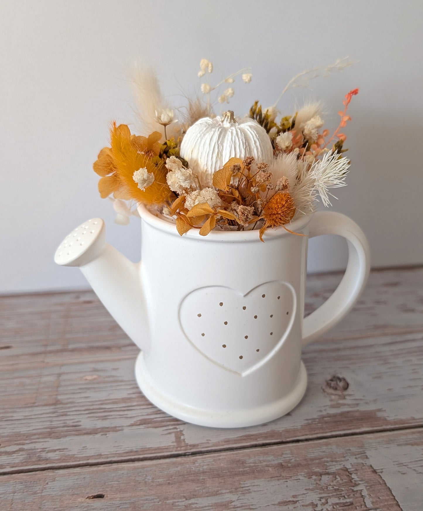 Deko Gießkanne mit Trockenblumen & Kürbis
