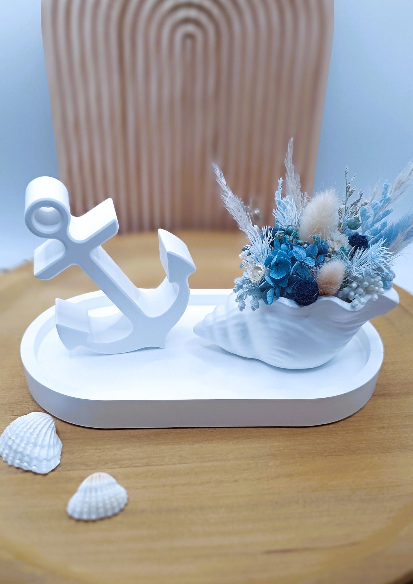 Maritimes Tablett – mit Anker, Muschel und Trockenblumen