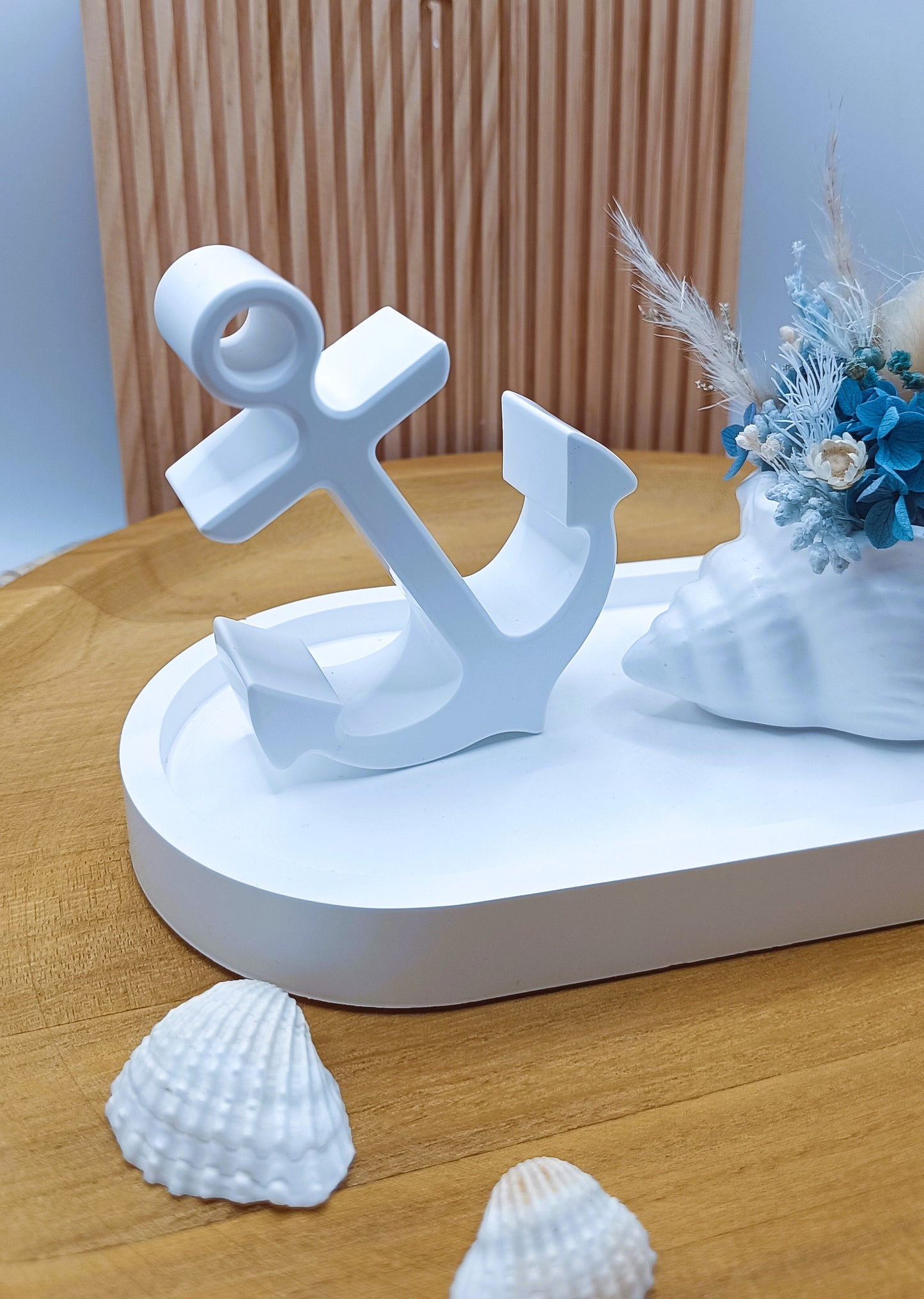 Maritimes Tablett – mit Anker, Muschel und Trockenblumen