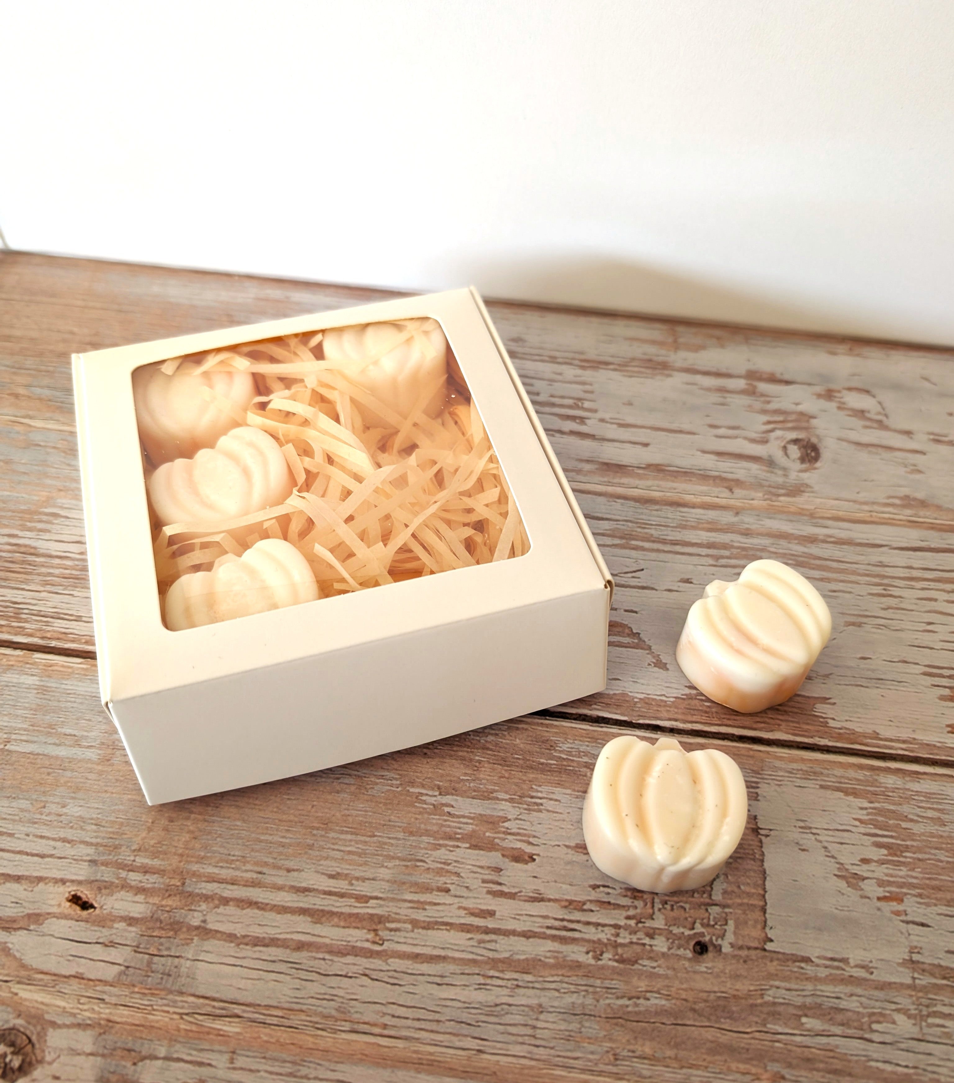 Kleine Kürbis-Wachsmelts in hübscher Verpackung mit warmem Pumpkin-Spice-Duft – dekoratives Duftwachs für Herbst und Halloween