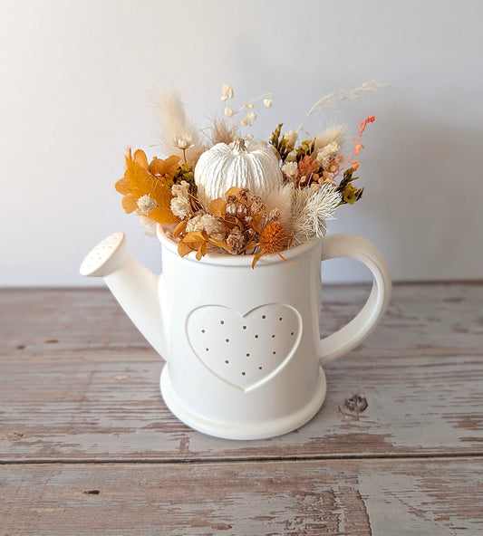 Deko Gießkanne mit Trockenblumen & Kürbis