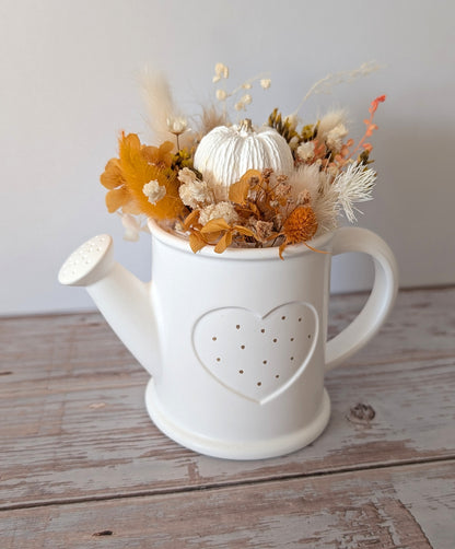 Deko Gießkanne mit Trockenblumen & Kürbis