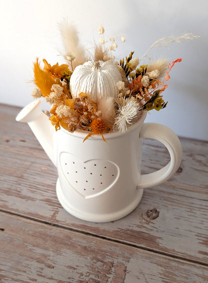 Deko Gießkanne mit Trockenblumen & Kürbis
